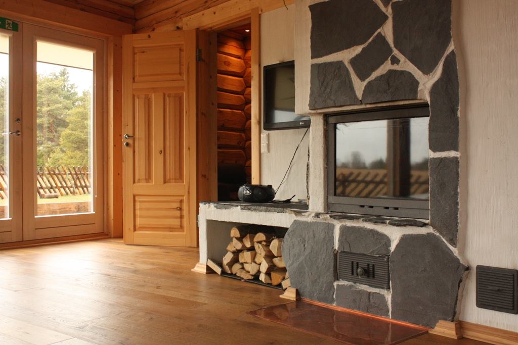 paikese-puhkemaja-elutuba-ja-kamin