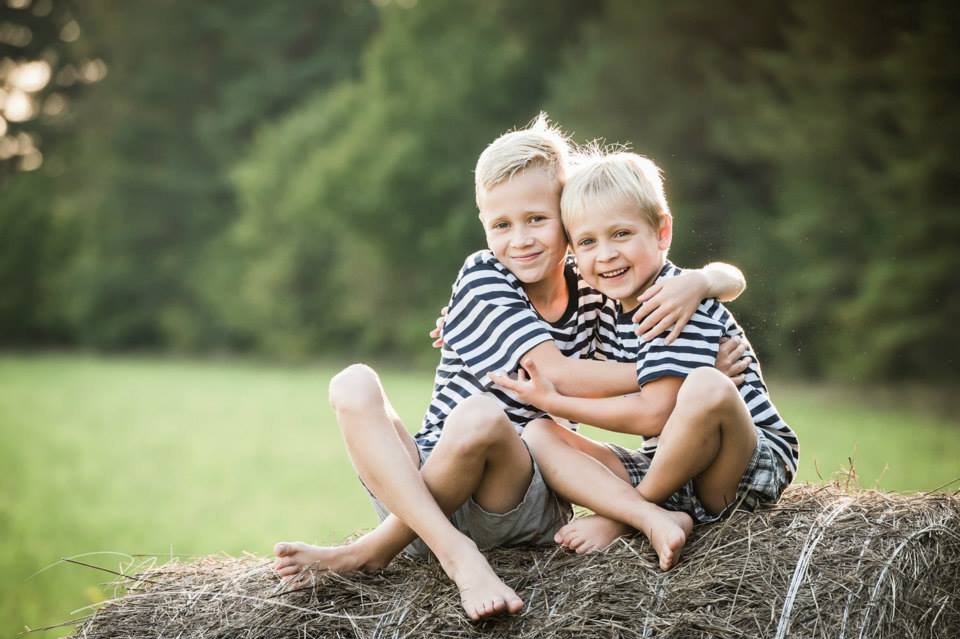 paikese-puhkemaja-saaremaal-lapsed-heinapallil