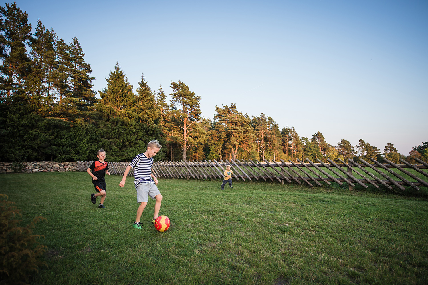 paikese-puhkemaja-saaremaal-lapsed-jalgpall