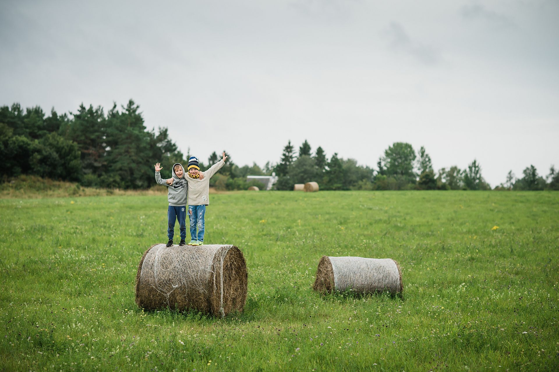 paikese-puhkemaja-lapsed-heinamaal
