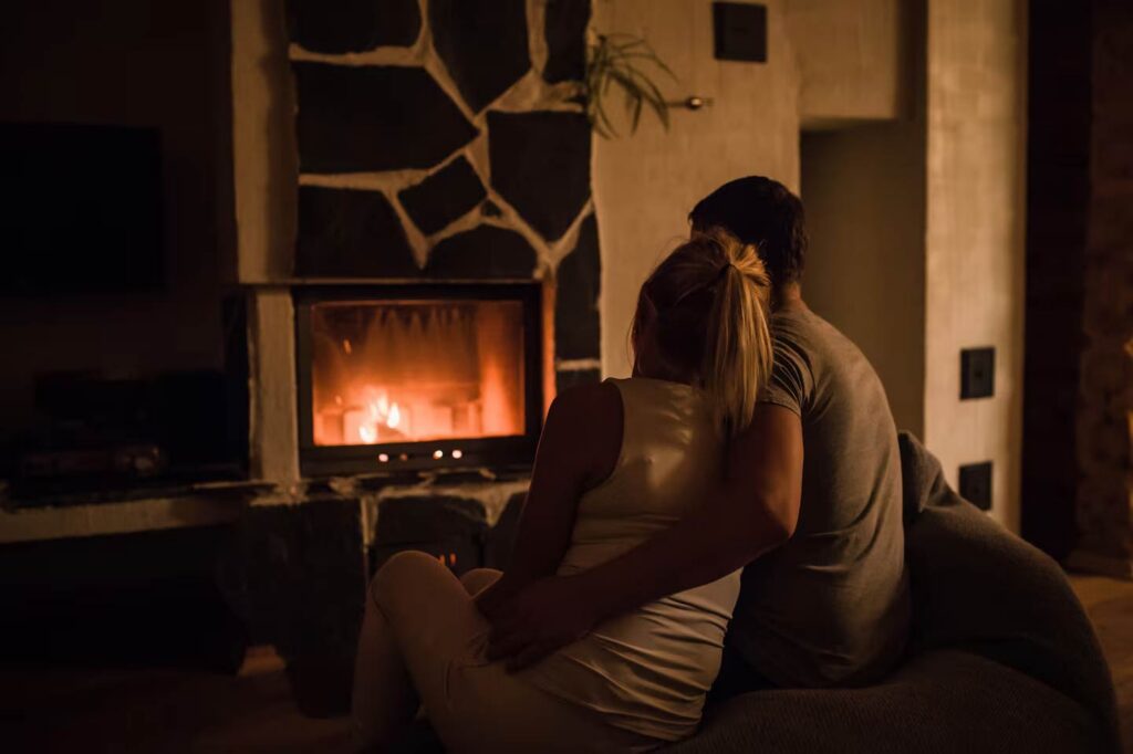 paikese-puhkemaja-romantika-kamina-ees