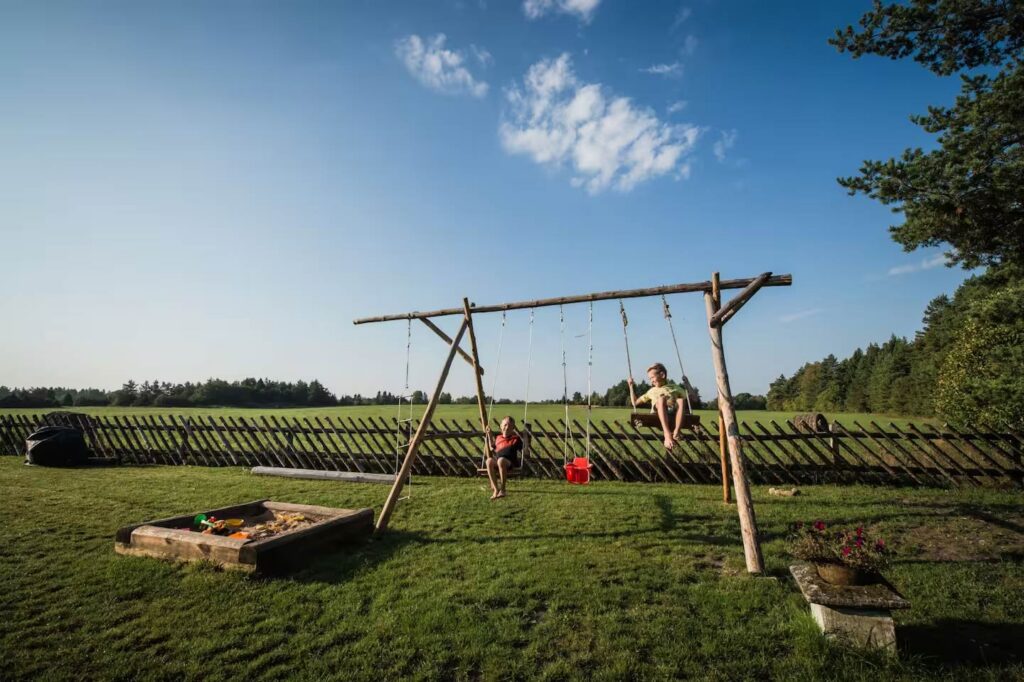 paikese-puhkemaja-lapsed-kiikumas