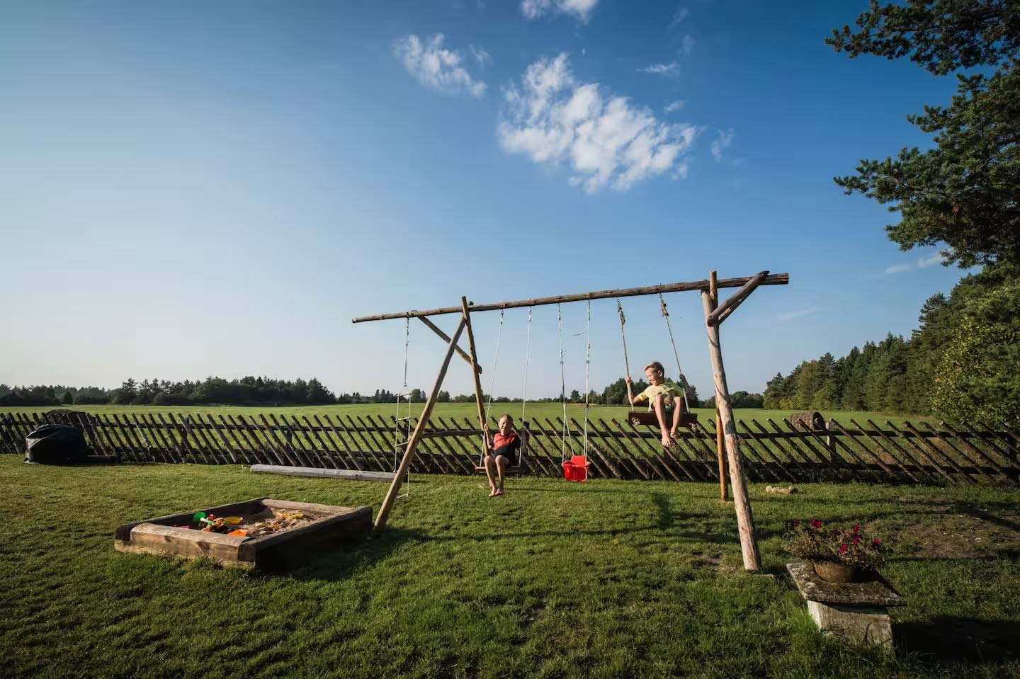 paikese-puhkemaja-lapsed-kiikumas